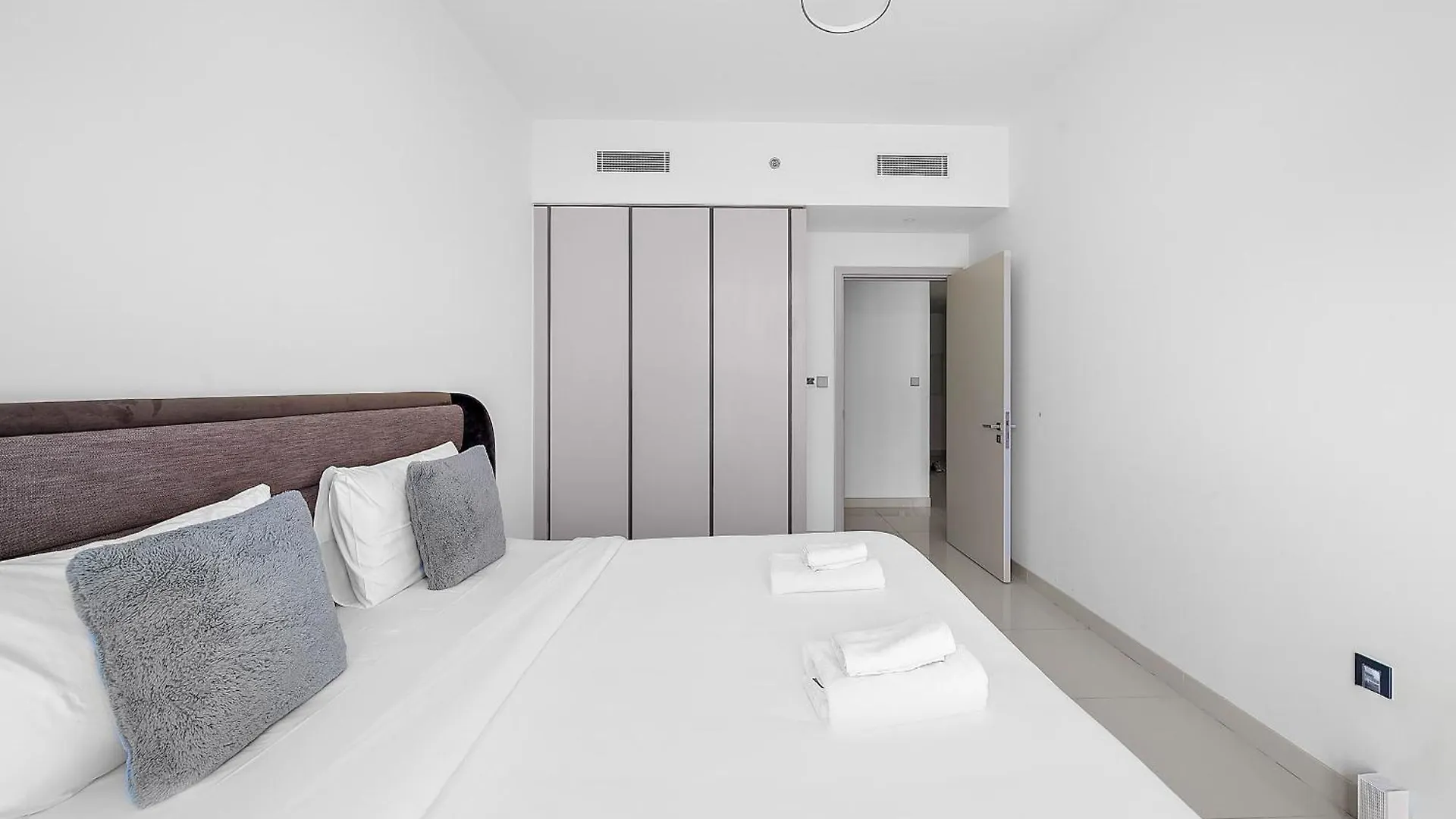 Vayk - Stunning 2 Bd In Emaar Beachfront With Beach Access Apartment Dubai