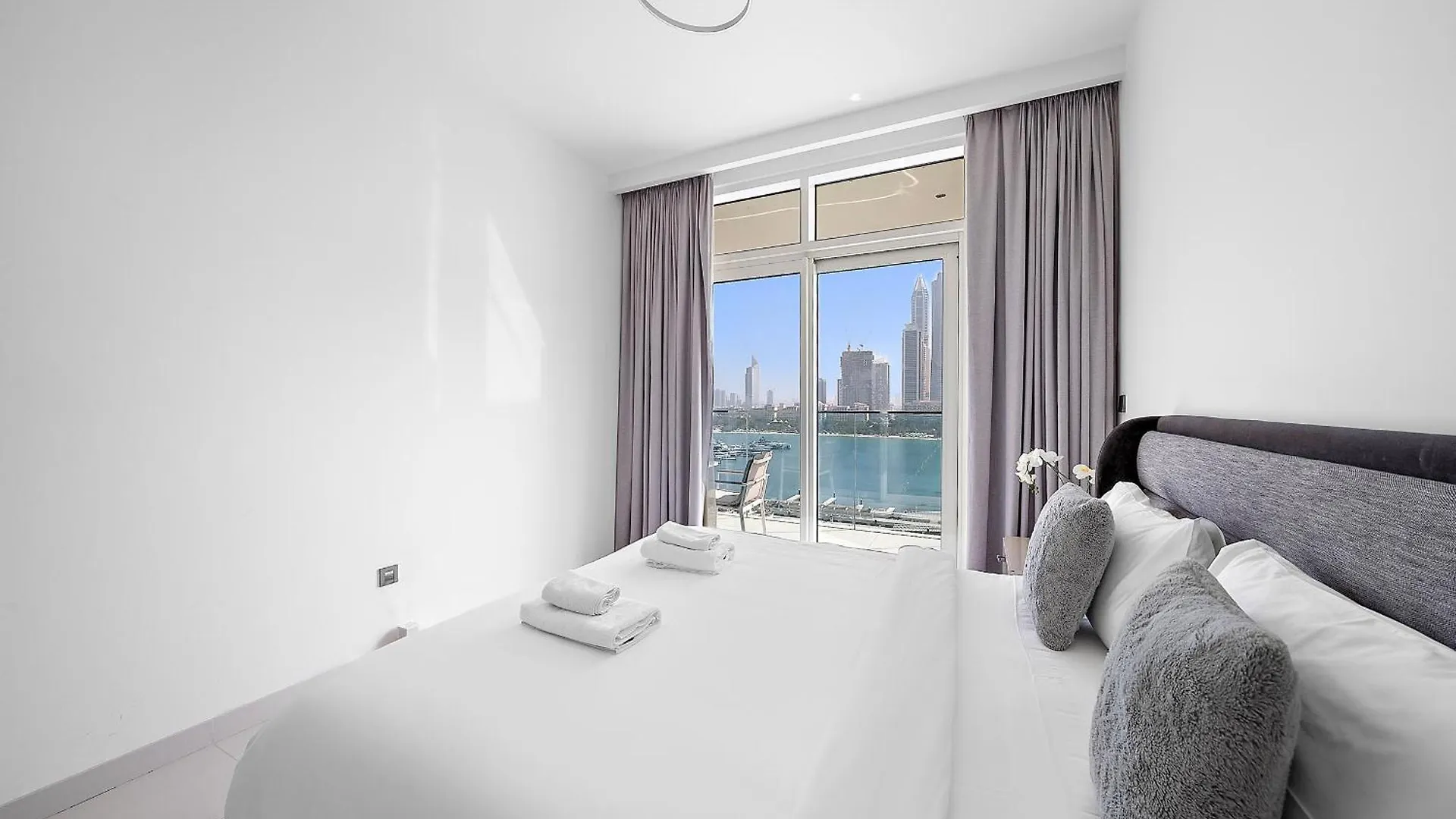 Vayk - Stunning 2 Bd In Emaar Beachfront With Beach Access Apartment Dubai